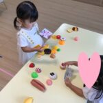 お部屋でお店屋さんごっこ＆新聞紙遊びをしました🎵～仙台市太白区りっきーぱーく保育園あすと長町～